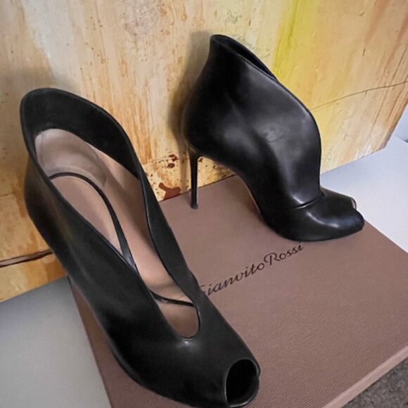Gianvito Rossi Vamp Bootie Vitello Black Leather Heels 37.5 IT (Women's 7 1/2) - Picture 2 of 10